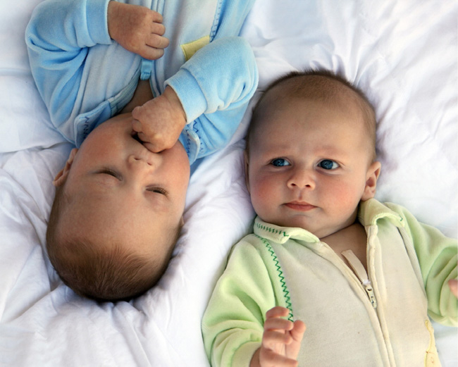Tweeling kinderen. Hoe goed te onderwijzen