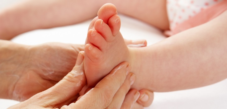 Babyvoetmassage: verzorgen van uw baby
