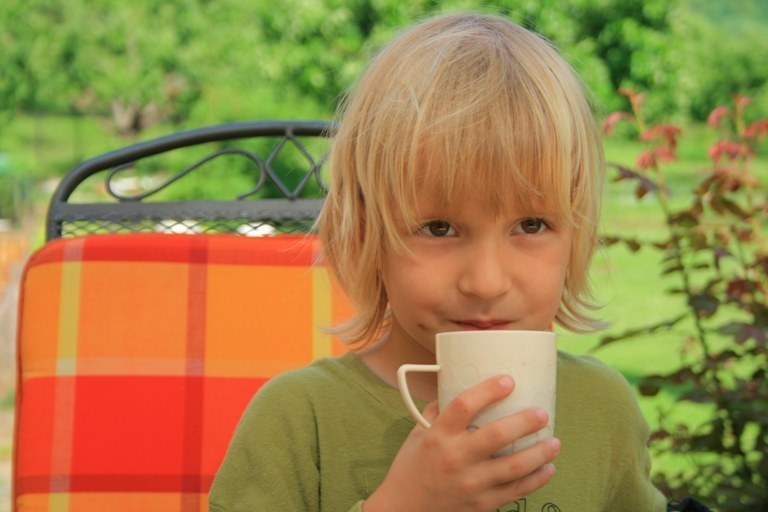 het kind drinkt water