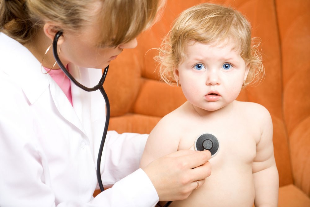Effectieve behandeling van een schor stem in een kind