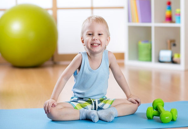 Yoga spelen: drie nuttige oefeningen voor het kind
