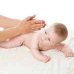 Hoe een baby massage te doen Hoe een baby massage te doen