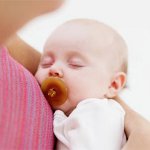 Een kind spenen uit een dummy