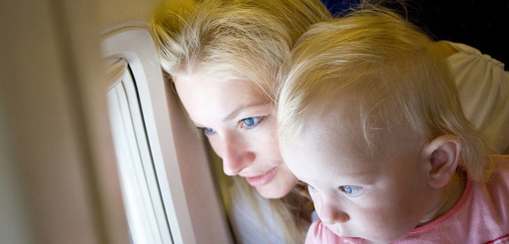 Vluchten met een kind: wat te nemen voor het comfort van moeder en baby