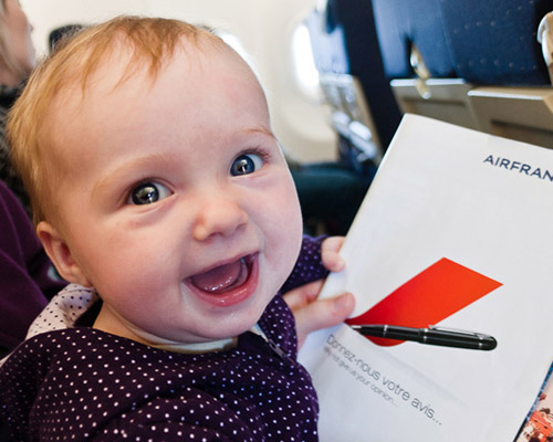 Vluchten met een kind: wat te nemen voor het comfort van moeder en baby