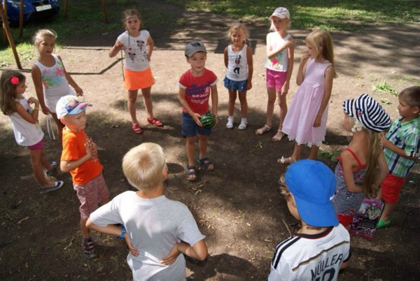 Verhuisgames voor kinderen in de open lucht