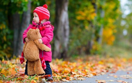Kinderen op een wandelingfoto