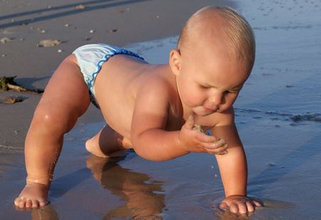 Een kind loopt op het strand