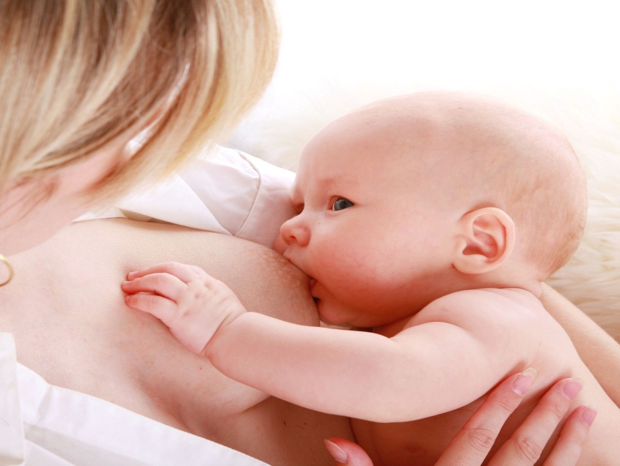 moeder voedt de baby