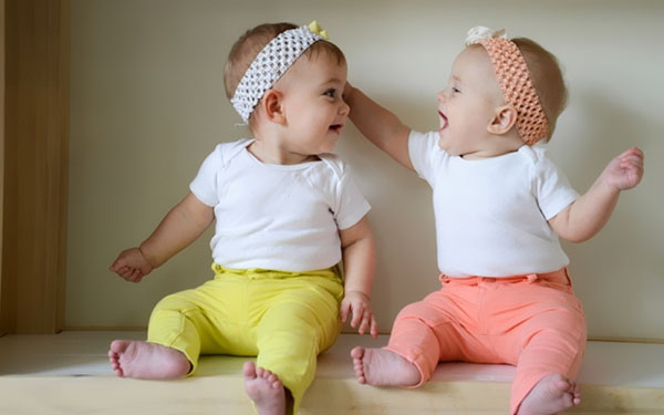 Sweet couple: hoe tweelingen opvoeden