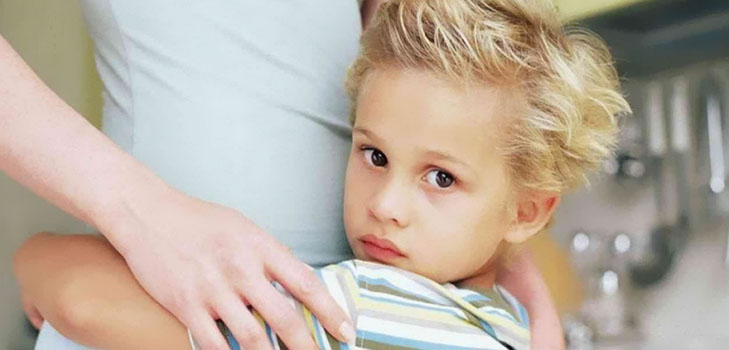 Verlegen kind: wat te doen met de ouders