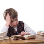 Leer een kind om de tekst opnieuw te vertellen Leer een kind om de tekst opnieuw te vertellen