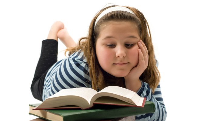 Leer een kind om de tekst opnieuw te vertellen Leer een kind om de tekst opnieuw te vertellen