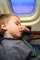 In een vliegtuig en in een trein met een klein kind In een vliegtuig en in een trein met een klein kind