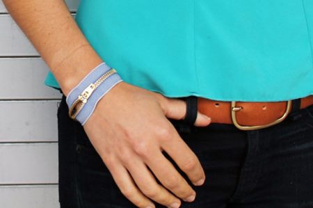 Armband voor jeans ziet er stijlvol uit op de arm