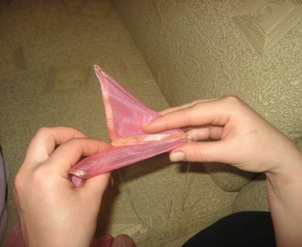 Hoe maak je een boog van satijnen lint met je eigen handen
