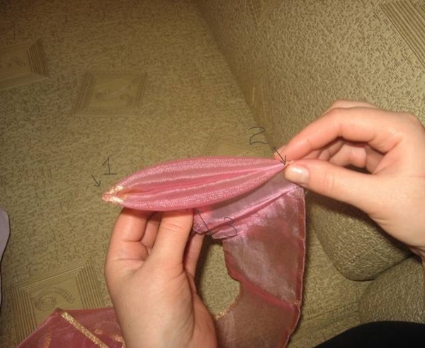 Hoe maak je een boog van satijnen lint met je eigen handen