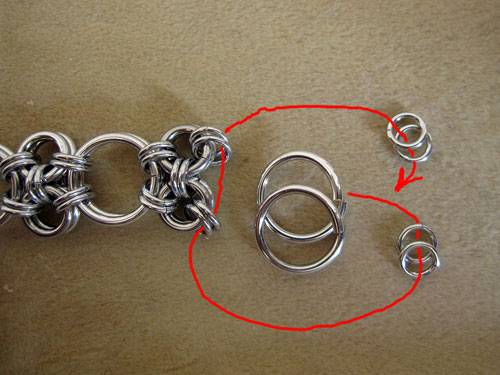Bevestig de twee grote ringen aan de vier kleine