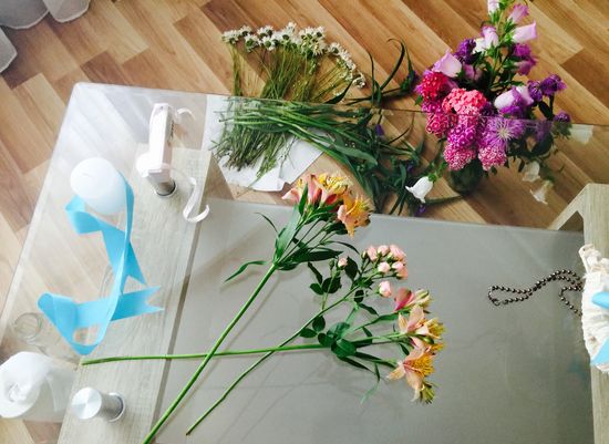 Combinatie van alstroemeria en een kleine roos voor een boeket