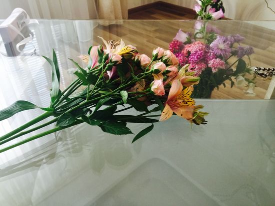 Combineer alstroemeria en een kleine roos voor een boeket