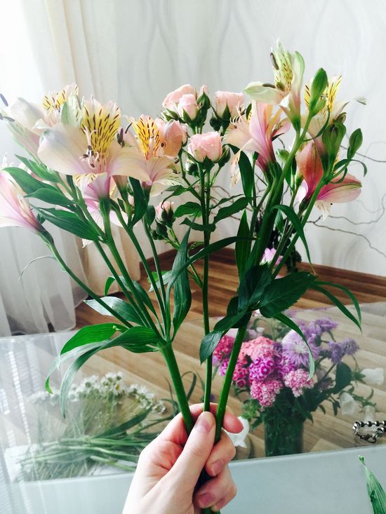 We leggen bloemen neer in een boeket