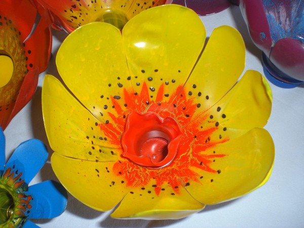 Bloemen uit plastic flessen: een masterclass voor het met eigen hand maken van kunstnijverheid