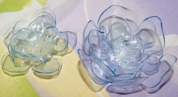 Bloemen uit plastic flessen: een masterclass voor het met eigen hand maken van kunstnijverheid