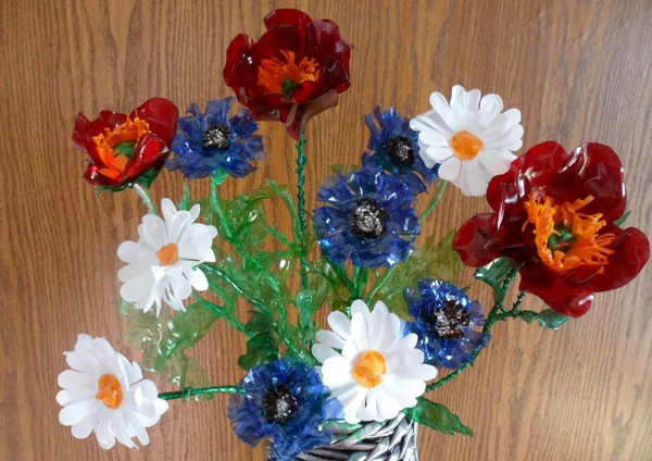 Bloemen uit plastic flessen: een masterclass voor het met eigen hand maken van kunstnijverheid
