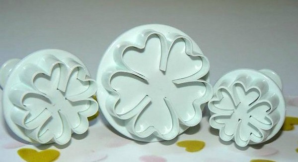 Matrijzen voor mastiek met hun eigen handen: het maken van ornamenten van mastiek Matrijzen voor mastiek met hun eigen handen: het maken van ornamenten van mastiek