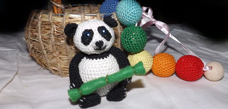 Gebreid panda-speeltje met je eigen handen