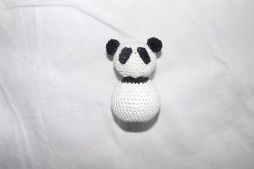 Gebreid panda-speeltje met je eigen handen