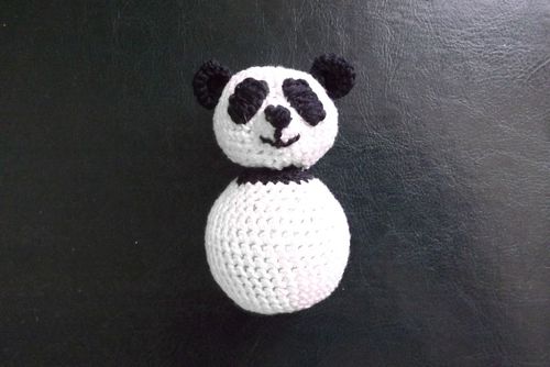 Gebreid panda-speeltje met je eigen handen
