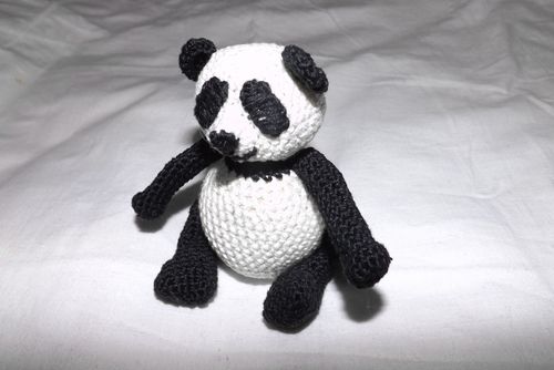 Gebreid panda-speeltje met je eigen handen