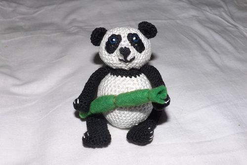Gebreid panda-speeltje met je eigen handen