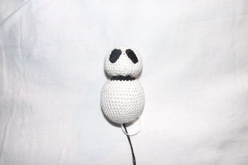 Gebreid panda-speeltje met je eigen handen