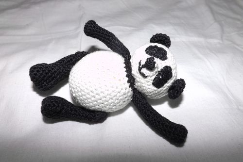 Gebreid panda-speeltje met je eigen handen