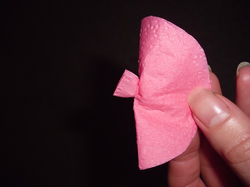 Anjers van gekleurd papier met hun eigen handen op 9 mei
