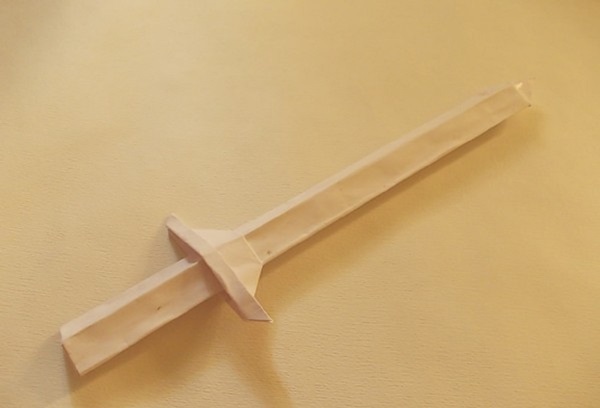 Hoe maak je met je eigen handen een zwaard van papier