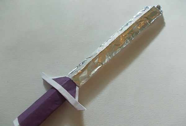 Hoe maak je met je eigen handen een zwaard van papier