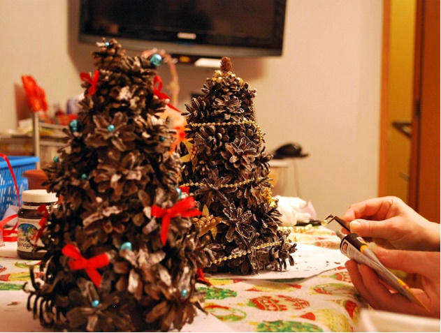 de kerstboom versieren