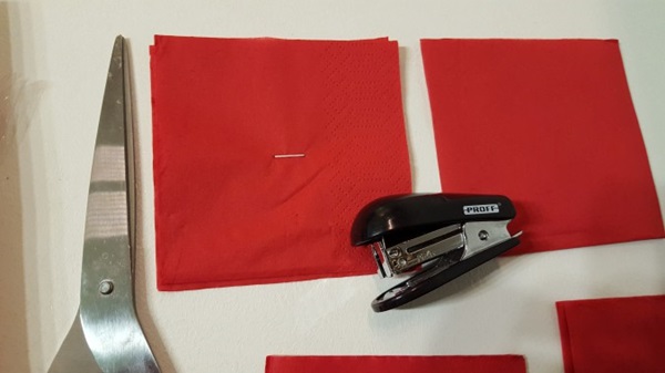 Steeg met uw eigen handen uit een servet