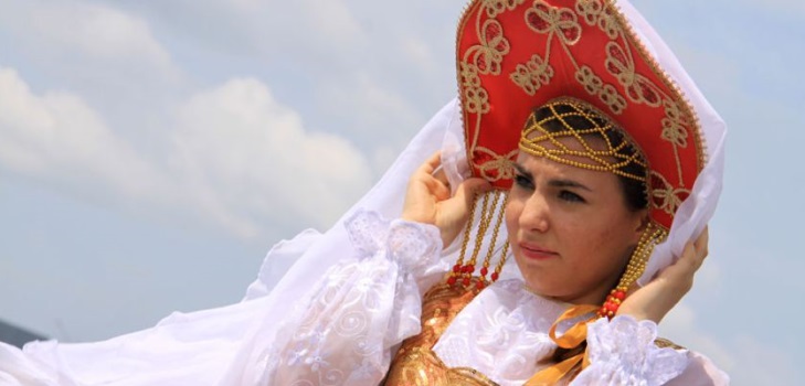 Russische kokoshnik van karton