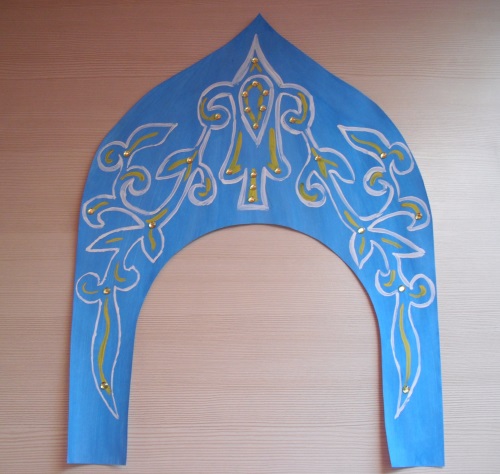 Russische kokoshnik van karton