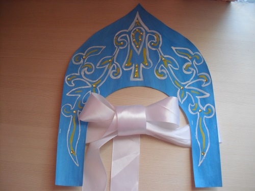 Russische kokoshnik van karton