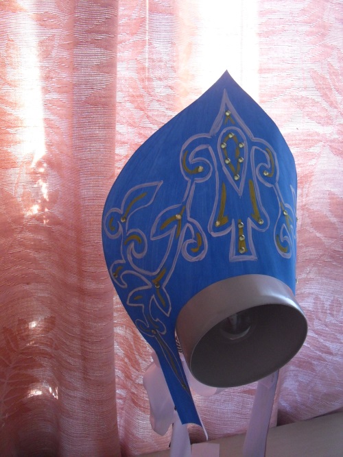 Russische kokoshnik van karton