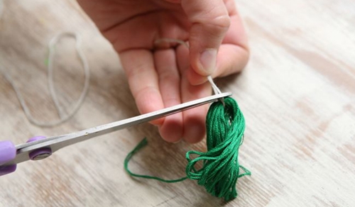 Hoe oorbellen van draden met hun eigen handen maken