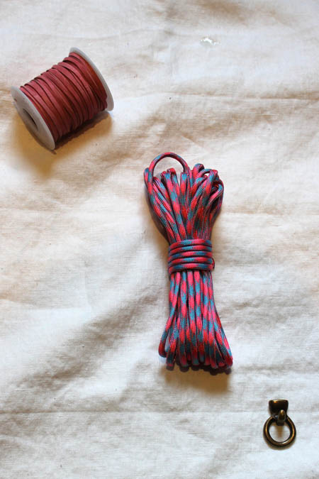 Armband met een breed koord en stroken leer