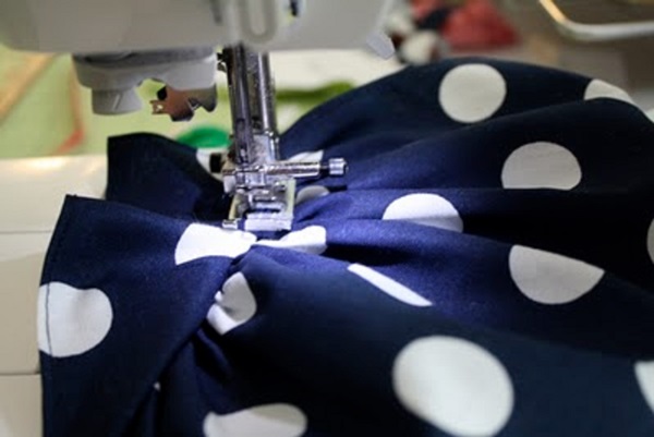 Hoe je poppenkleding met je eigen handen kunt naaien