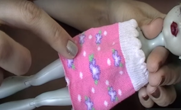 Hoe je poppenkleding met je eigen handen kunt naaien