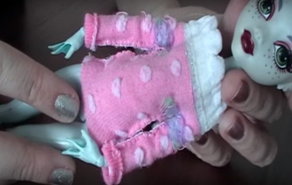 Hoe je poppenkleding met je eigen handen kunt naaien
